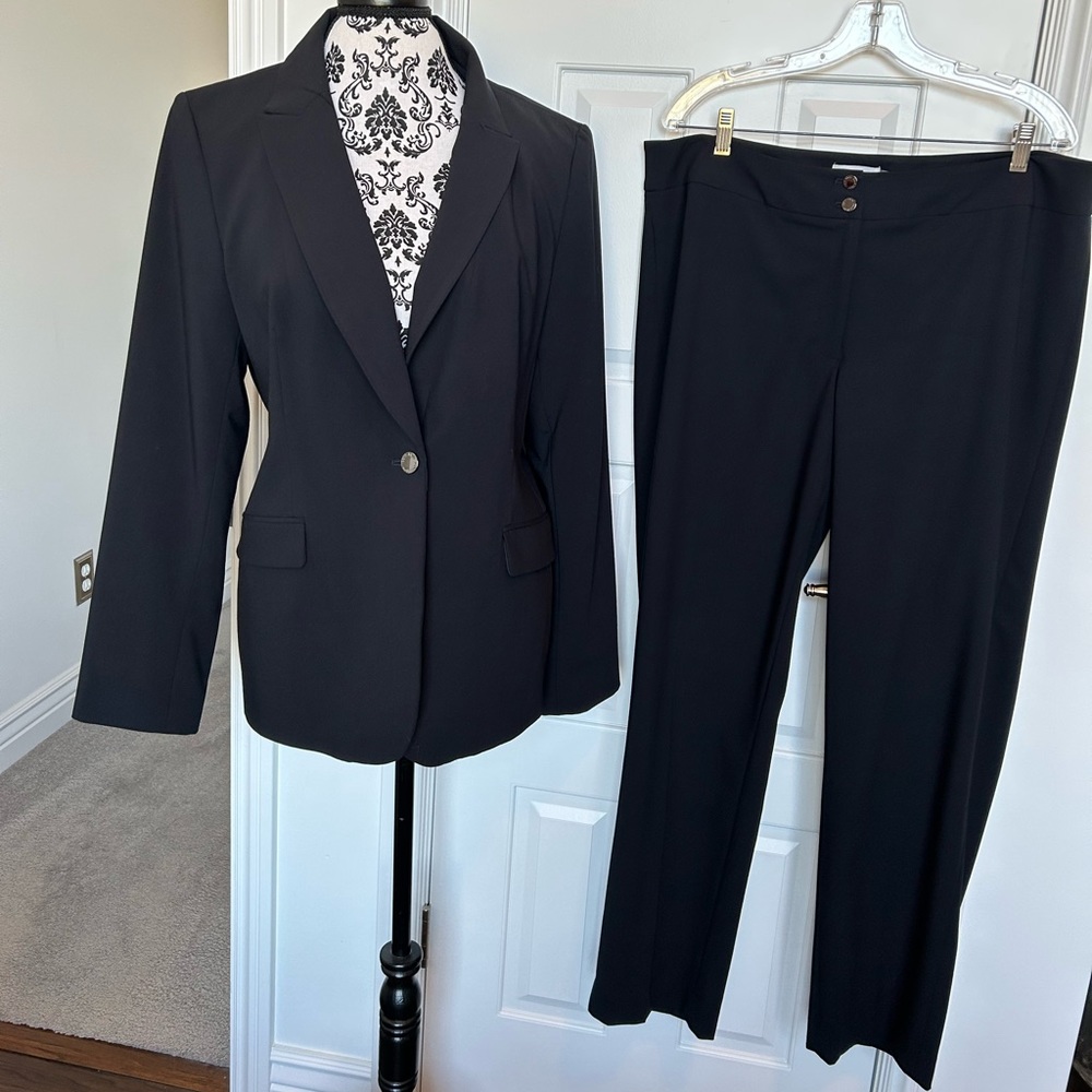 Calvin Klein Sz 16 / 14W navy blue classic suit